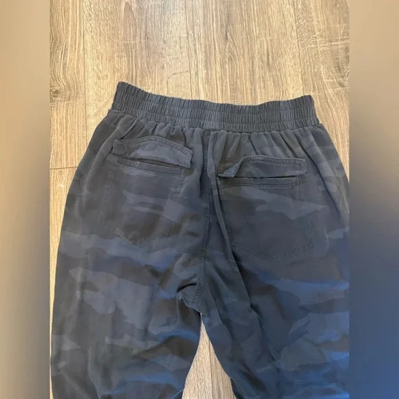 Splendid Women’s Dark Black Gray Camo Print Joggers Size Small Silky - Picture 5 of 5